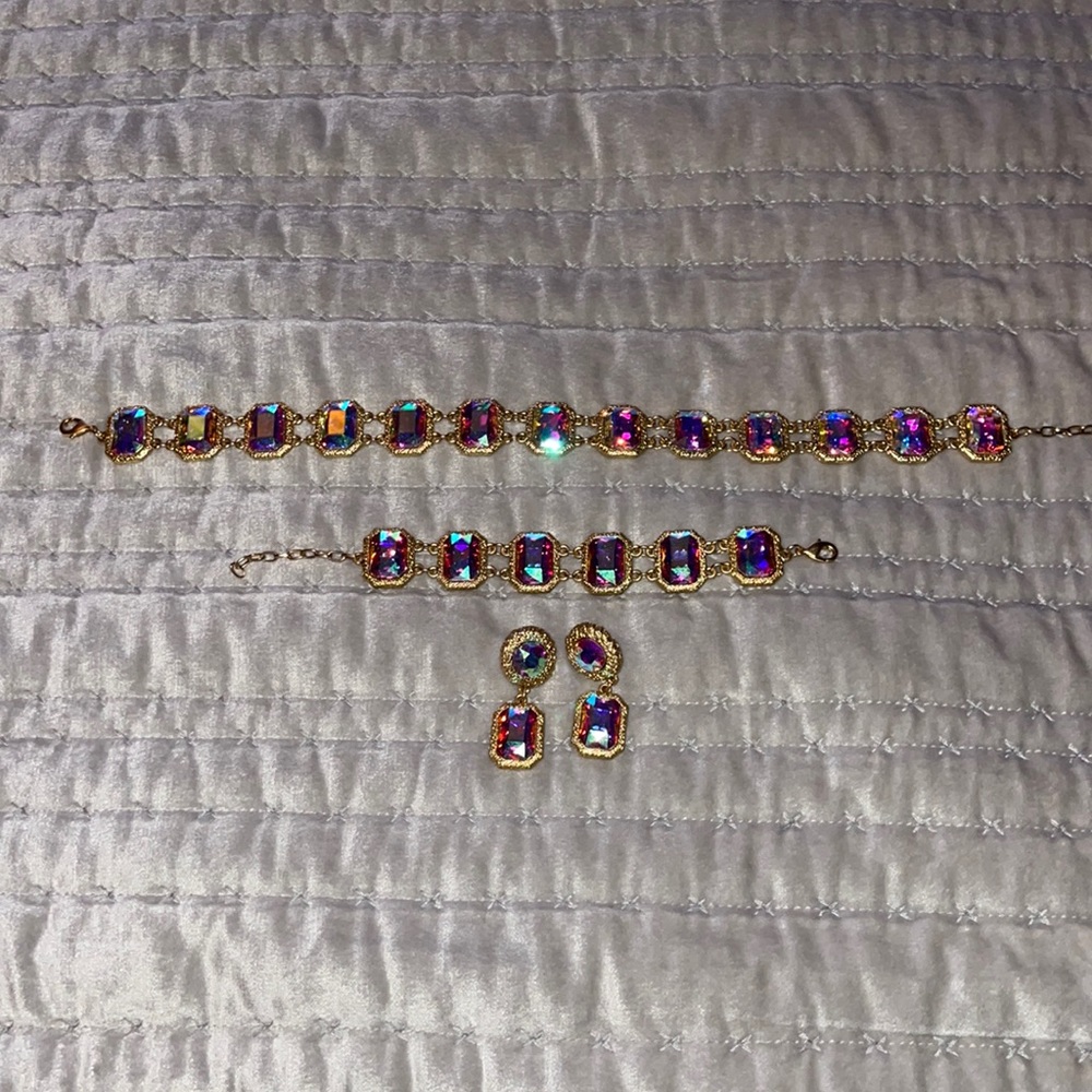 Vintage necklace, bracelet and earrings excellent condition beautiful set .